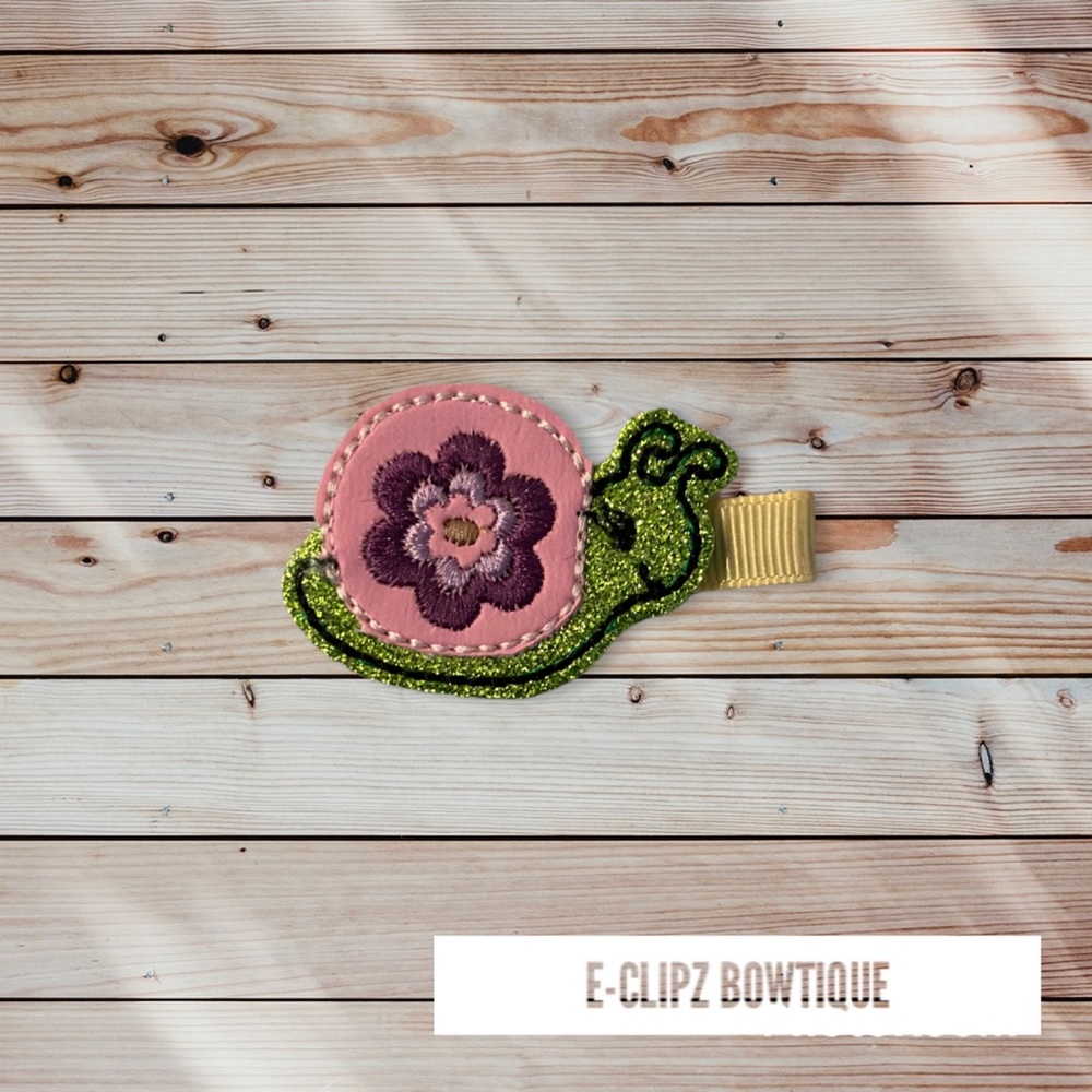 New glitter vinyl snail feltie appliqué on hair clip for babies/girls/toddlers
